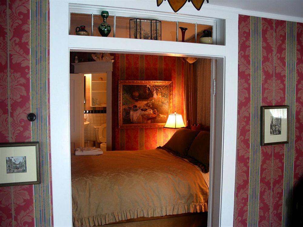 Westways Calgary Guest House Bed & Breakfast Buitenkant foto